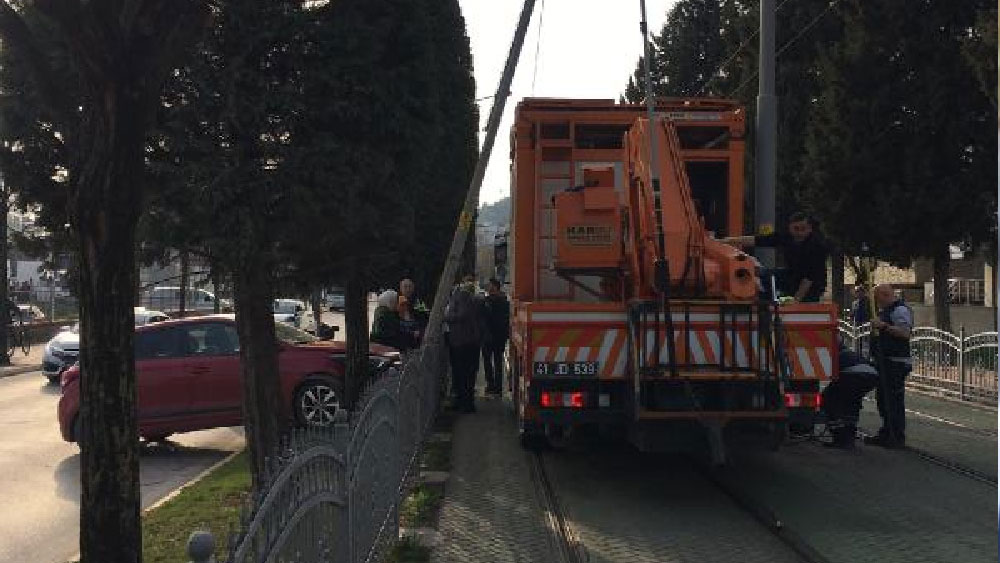 Kaza yapan araç tramvay hattındaki elektrik direğine çarptı, seferler aksadı