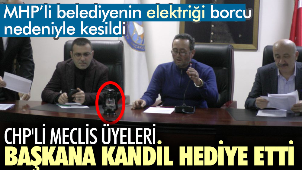 MHP’li Akçakoca Belediyesi'nin elektriği borcu nedeniyle kesildi. CHP'li meclis üyeleri başkana kandil hediye etti