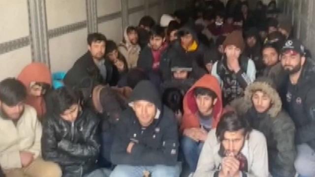 Tırın dorsesinden 129 kaçak göçmen çıktı