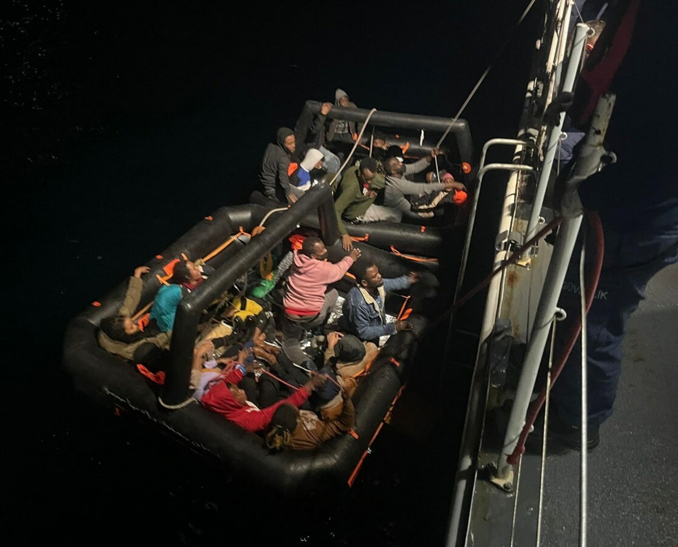 Çeşme'de 25 kaçak göçmen kurtarıldı