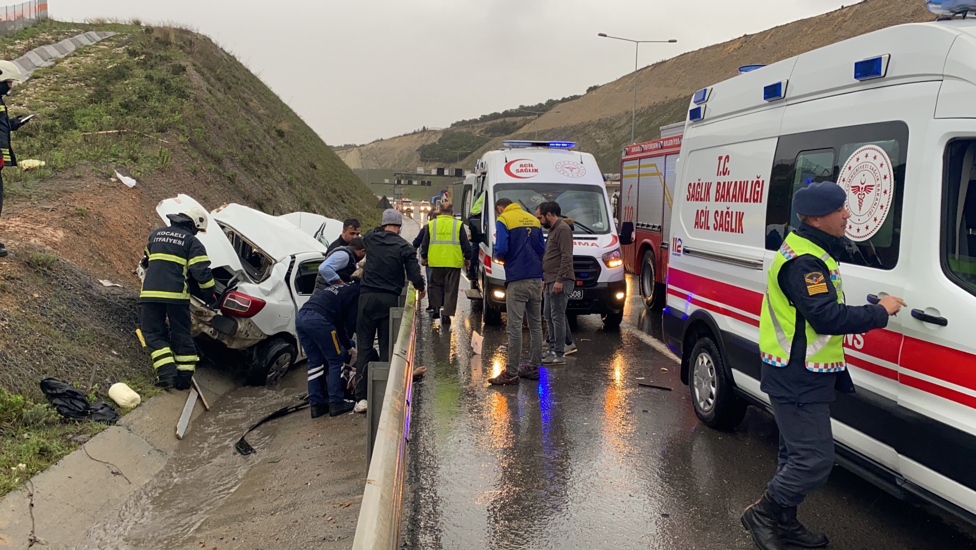 Kuzey Marmara Otoyolunda otomobil yoldan çıktı: 3'ü ağır, 4 yaralı. Yağmurda ıslanmasın diye yaralıya dakikalarca çarşaf tuttular