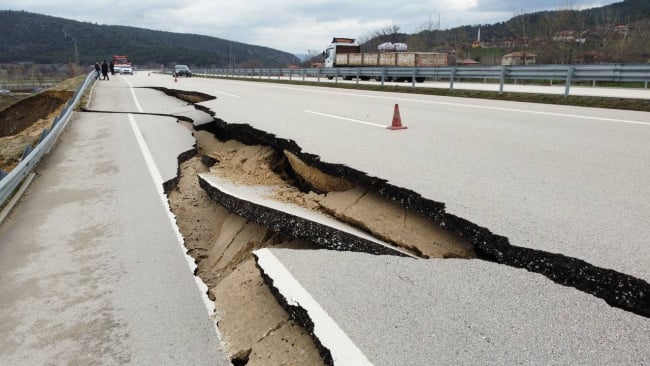 Kastamonu’da çöken yol trafiğe kapatıldı