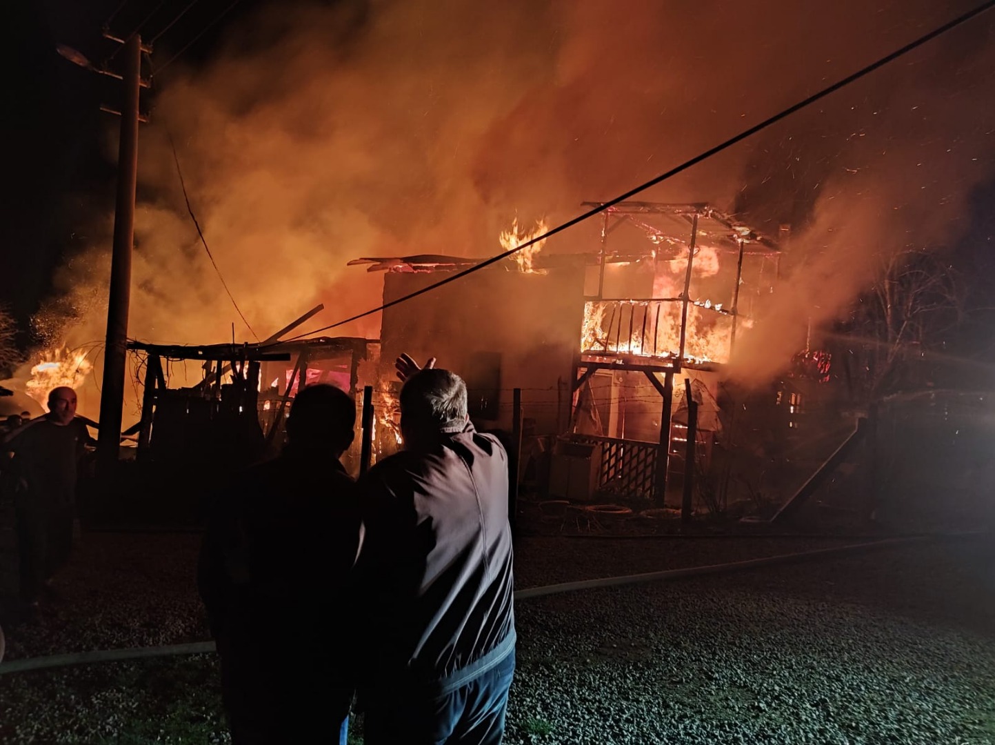 Bolu'da köyde çıkan yangında 3 ev alev alev yandı