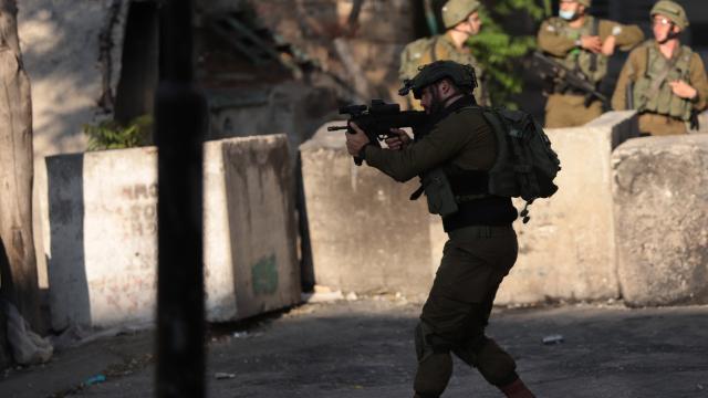İsrail askerleri dört Filistinliyi silahla yaraladı