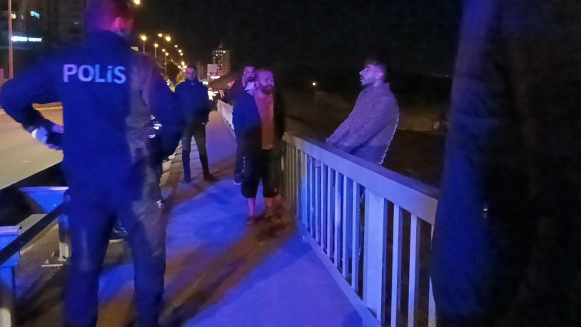 Kız arkadaşıyla tartışıp köprüye çıktı, polislere zor anlar yaşattı