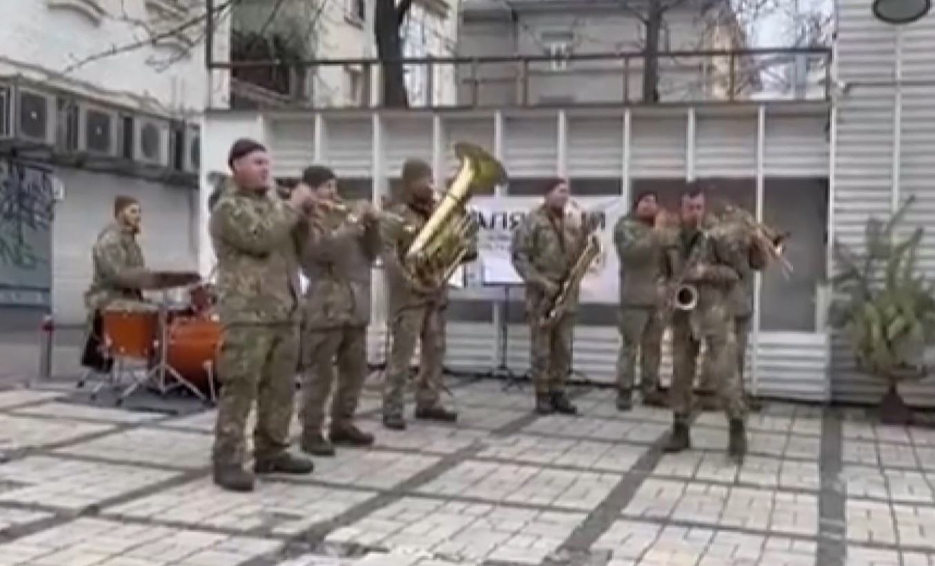 Ukraynalı askerlerden halka moral konseri