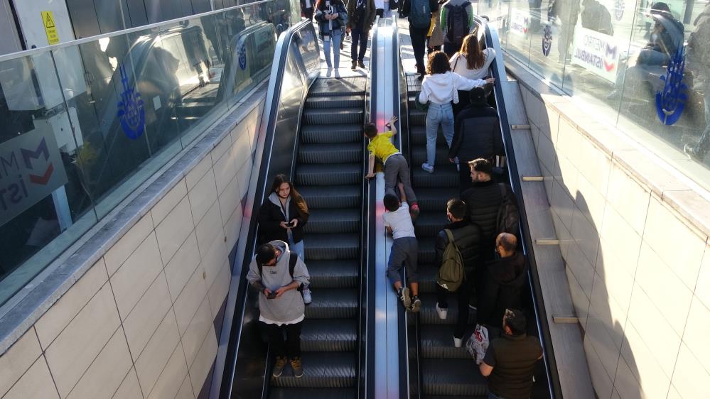 Taksim metrosunda yürüyen merdivenlerde tehlikeli oyun