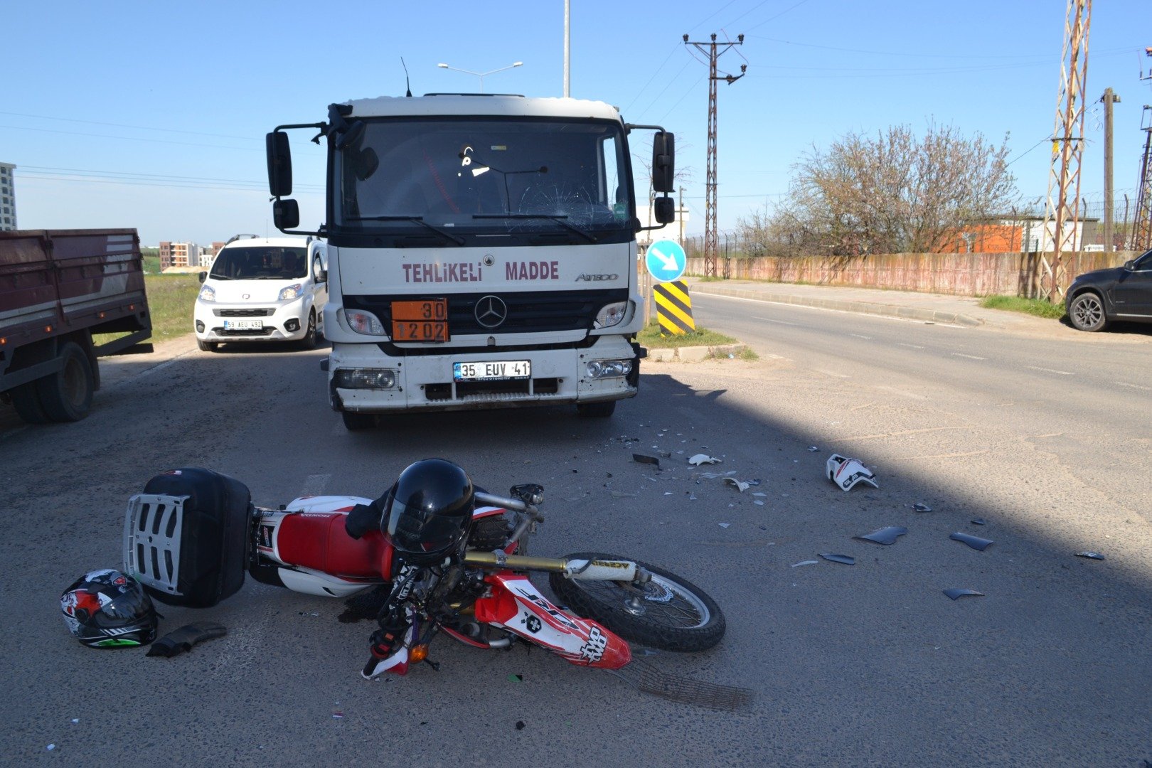 Tekirdağ'da motosikletle tanker kafa kafaya çarpıştı