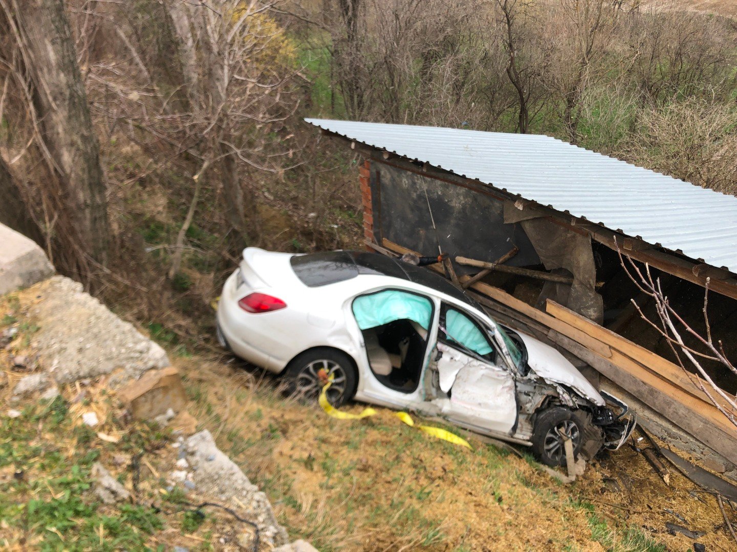 Direksiyon hakimiyetini kaybeden otomobil, samanlığa çarparak durabildi