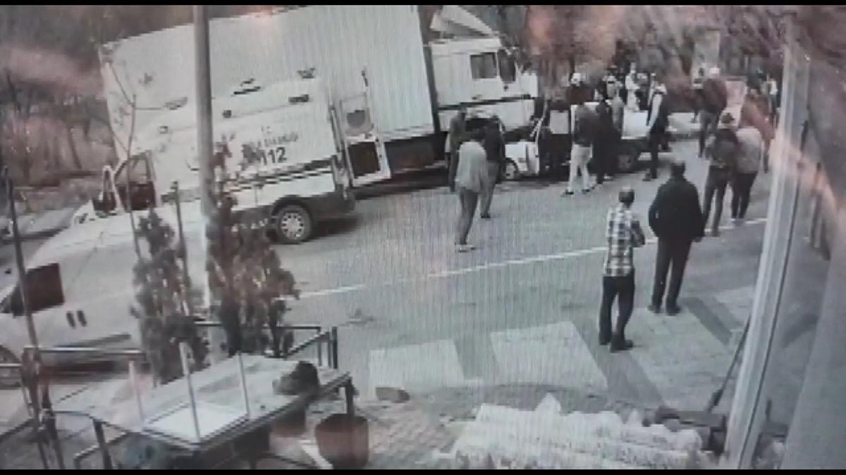 Sultangazi’de feci kaza! Park halindeki kamyonun altına girdi…