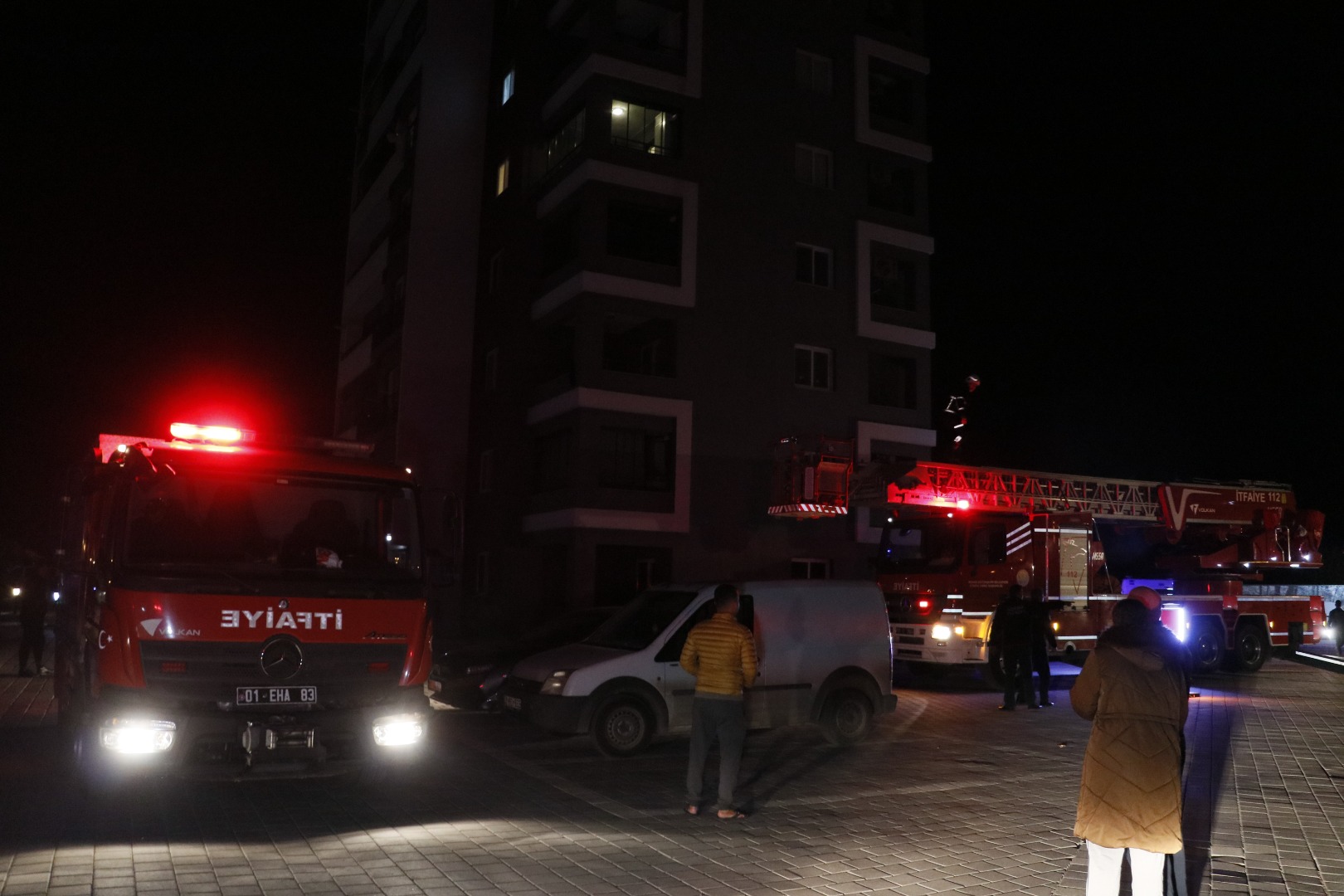 Adana’da lüks sitede yangın çıktı