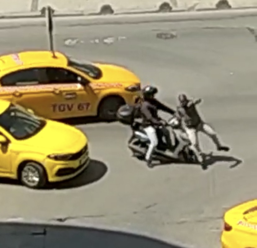 İstanbul'da motosiklet sürücüsü, tartıştığı taksiciyi ezmeye çalıştı
