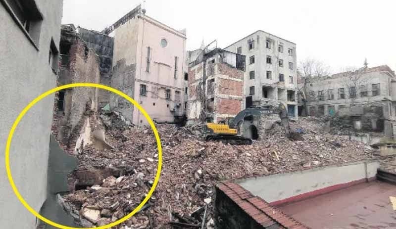 Karaköy'de 200 yıllık genelev binaları yıkıldı altından sinagog ve hamam çıktı