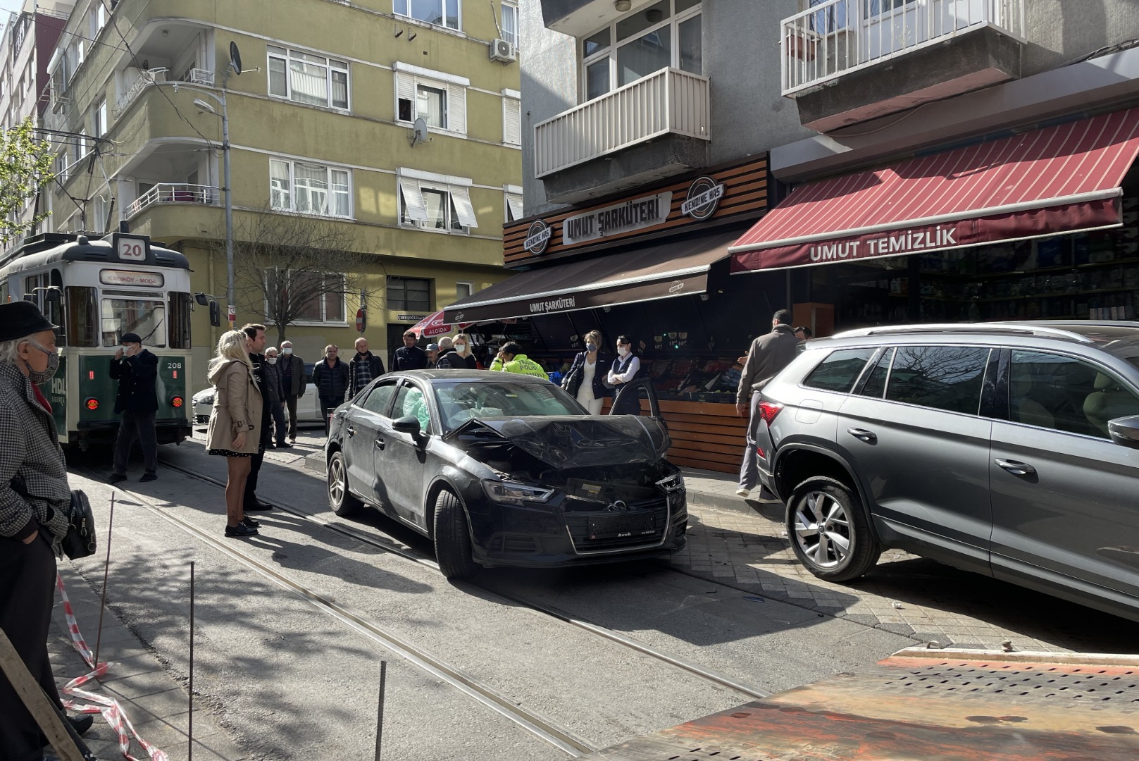 Kadıköy'de zincirleme kaza! Çok sayıda araç birbirine girdi