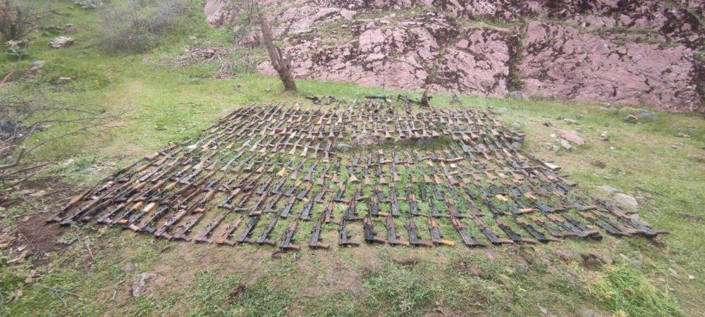 PKK'nın inlerine girildi silahları ele geçirildi 