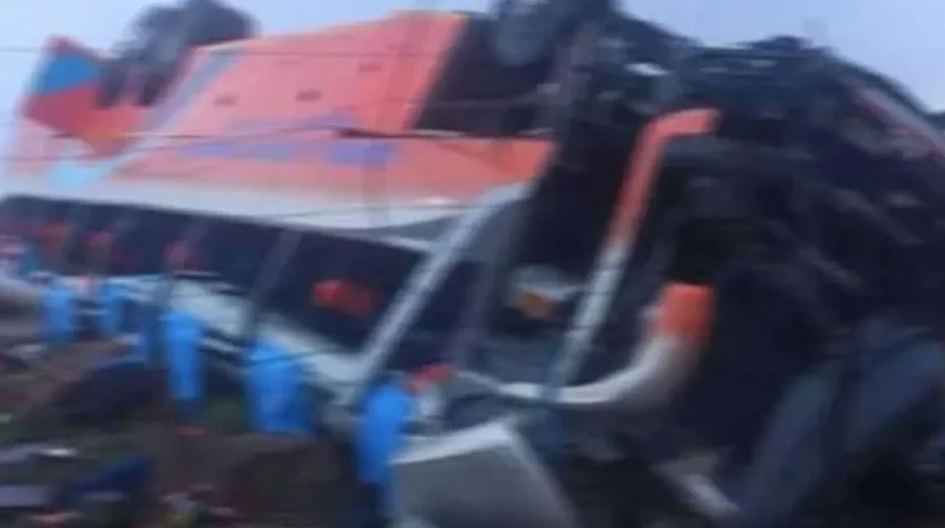 Zimbabve'de otobüs kazasında 35 kişi hayatını kaybetti