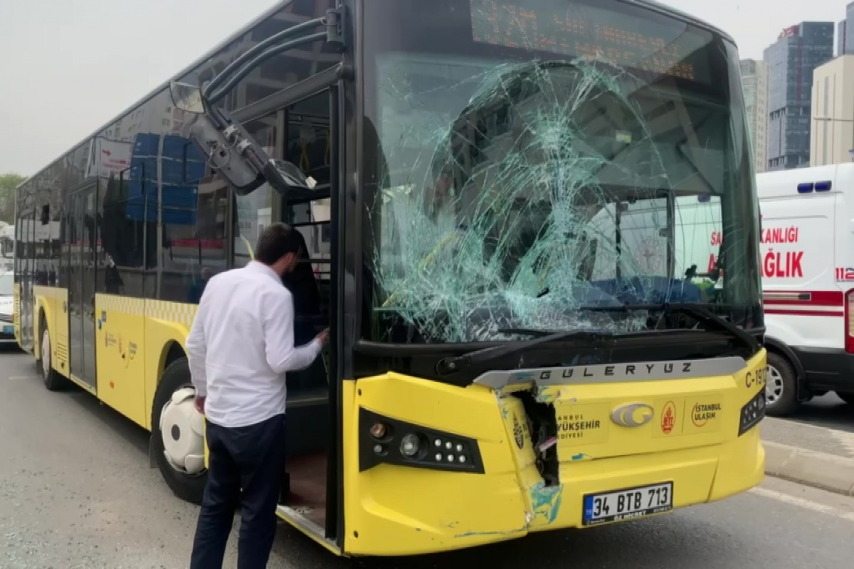 İETT otobüsü yolcu dolu minibüse çarptı