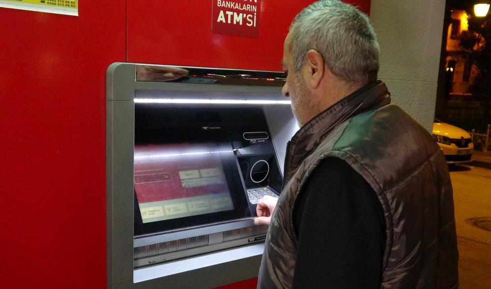 ATM'ye gitti kartını soktu gözlerine inanamadı