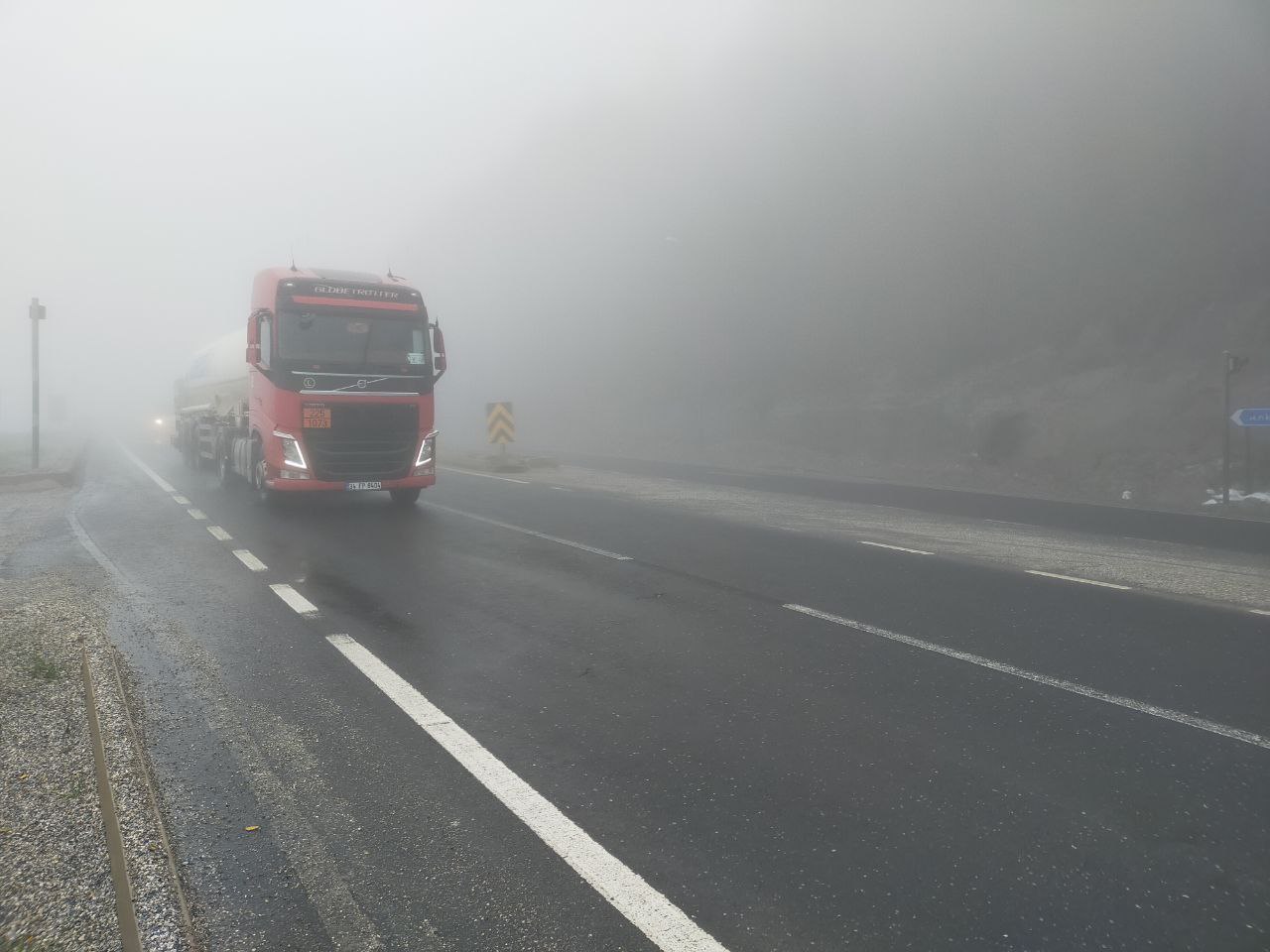 Bolu Dağı'nda göz gözü görmüyor. Yoğun sis sürücülere zor anlar yaşatıyor