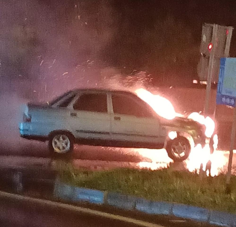 LPG’li otomobil yandı şoför canını atlayarak kurtardı
