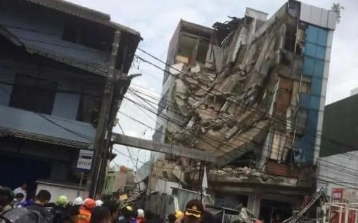 Bina bir anda çöktü: 12 kişi öldü