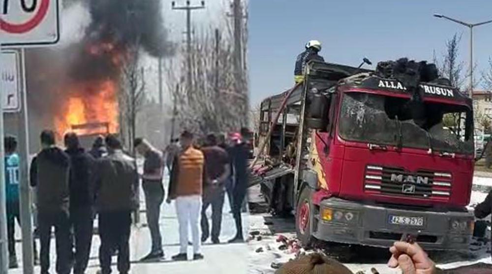 Balata temizleme spreyi yüklü kamyon alev alev yandı