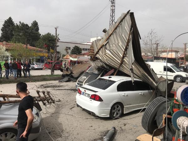 Meteoroloji uyardı Tokat'ta çatılar otomobillerini üzerine uçtu