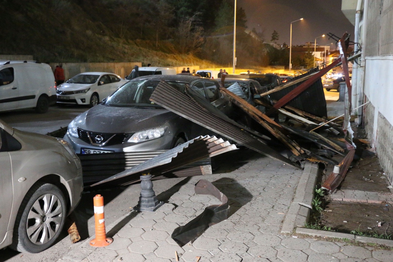 Sivas'ta kuvvetli rüzgar çatıları uçurdu, araçlar hasar gördü