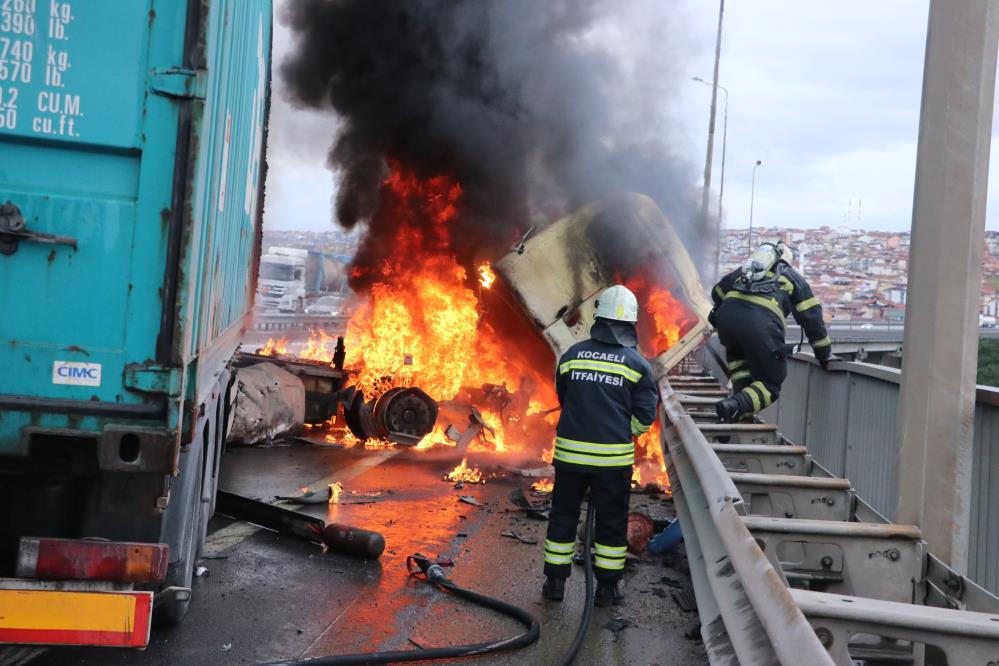 TEM'de kaza sonrası yangın çıktı. İstanbul yönü kapandı