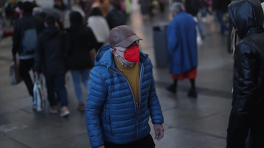 İspanya'da kapalı alanda maske zorunluluğu kaldırıldı