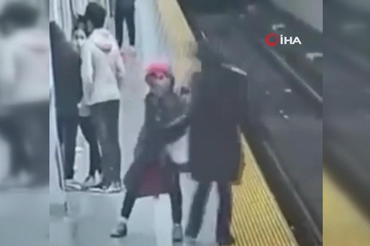 Metro istasyonunda bekleyen kadın raylara itildi