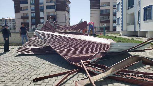 Kuvvetli rüzgar çatıları uçurdu, araçlar hasar gördü