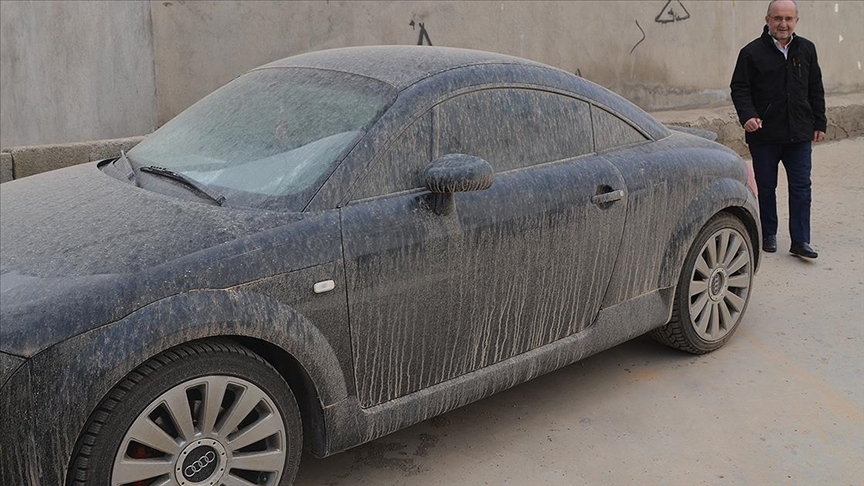 Muş'ta toz taşınımı nedeniyle araçlar çamurla kaplandı