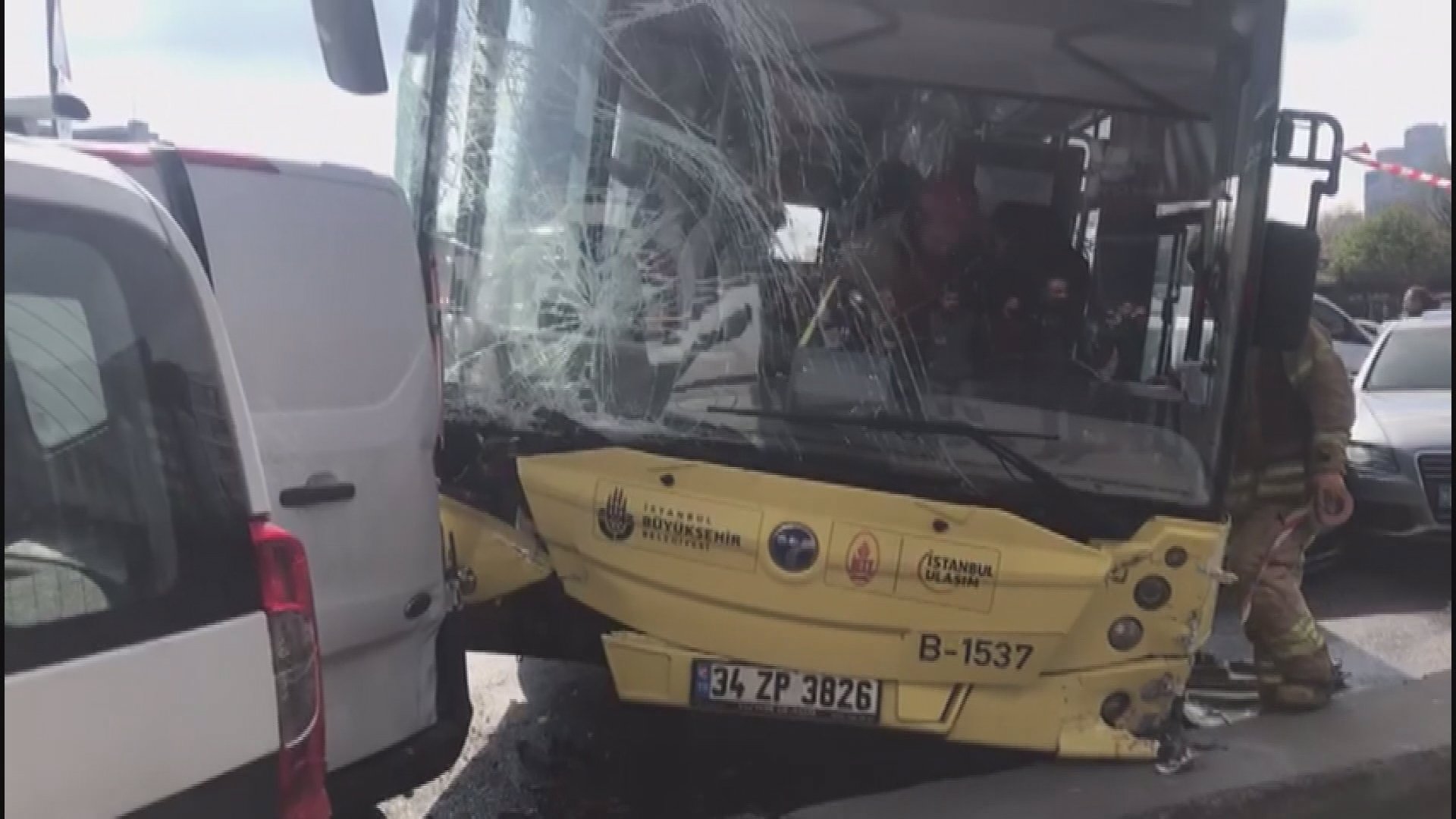 Sürücüsü rahatsızlanan İETT otobüsü 7 araca çarptı