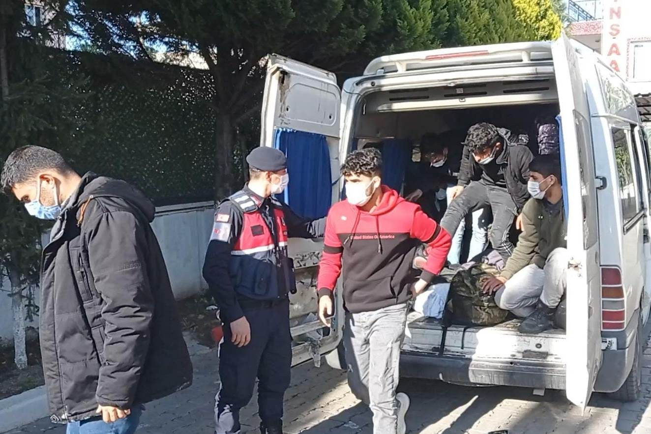İzmir’de 28 kaçak göçmen yakalandı