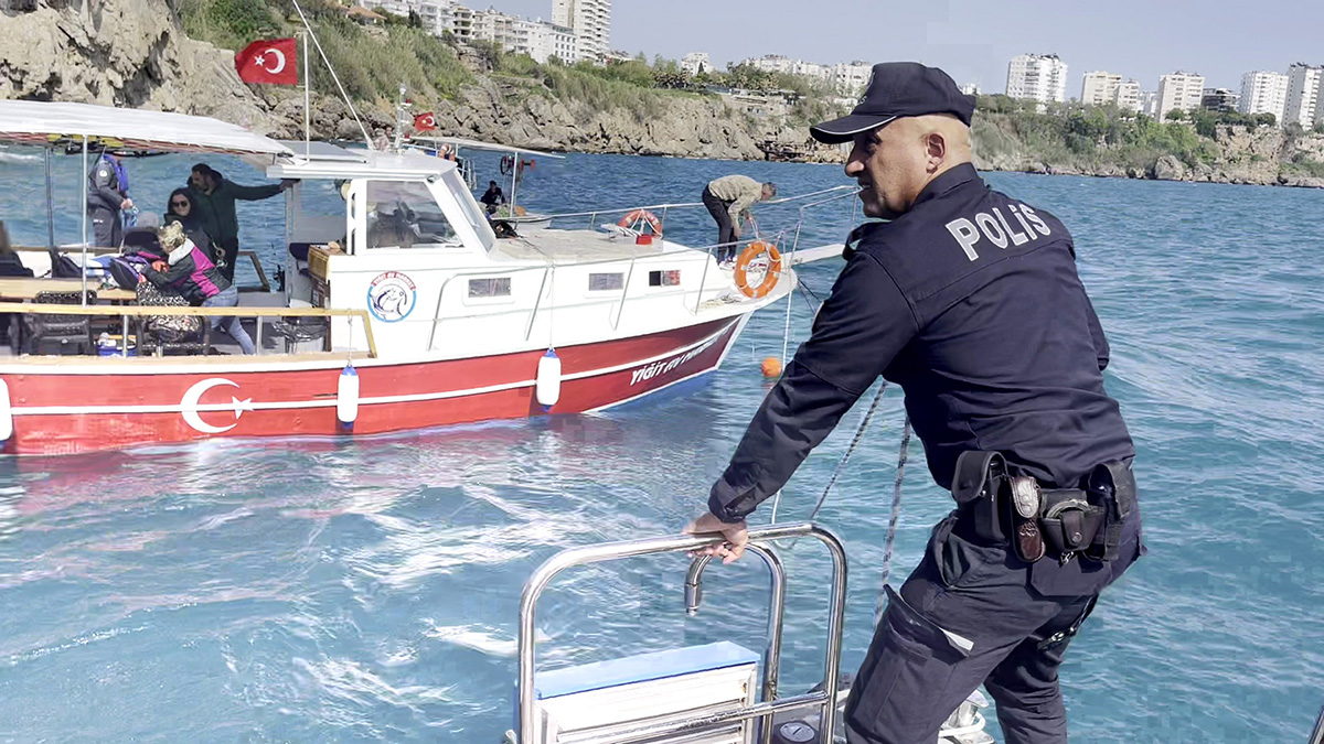 Balıkçı teknesinde mahsur kalan 9 kişi kurtarıldı