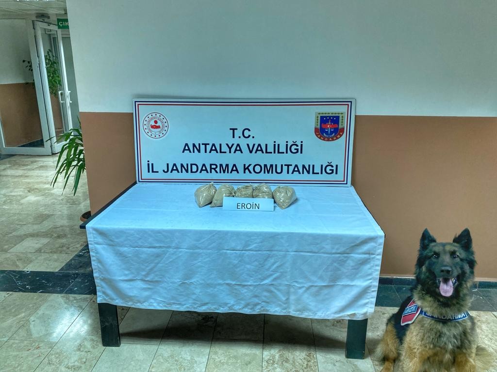 Antalya'da bir evden 5 kilo eroin çıktı: 1 gözaltı