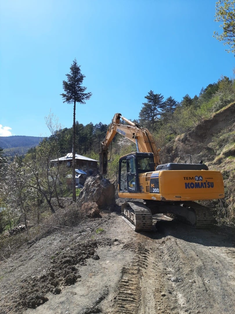 Heyelanın kapattığı yollar ulaşıma açıldı