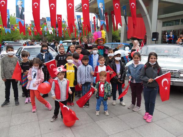 23 Nisan'da çocuklar Cumhuriyetin uzun yıllarına tanıklık eden klasik otomobillerle buluştu