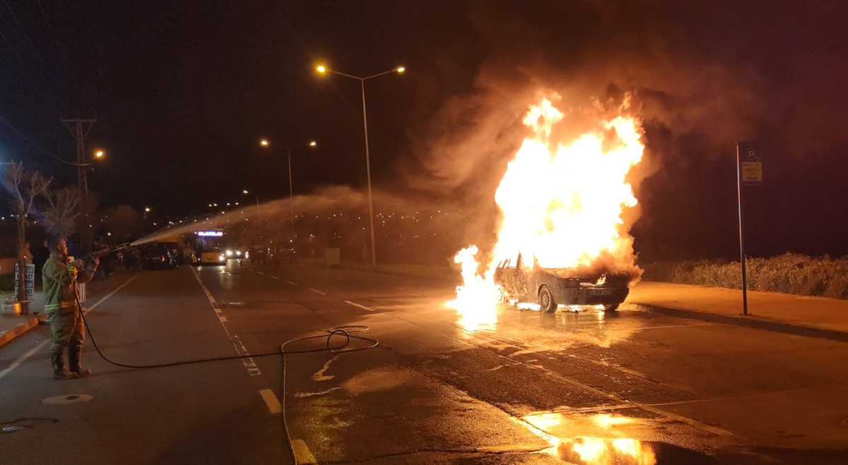 Arnavutköy'de park halindeki otomobil alev alev yandı