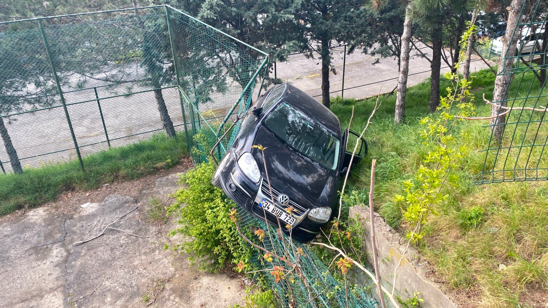 Pedalları karıştırdı, otomobiliyle aşağı uçtu