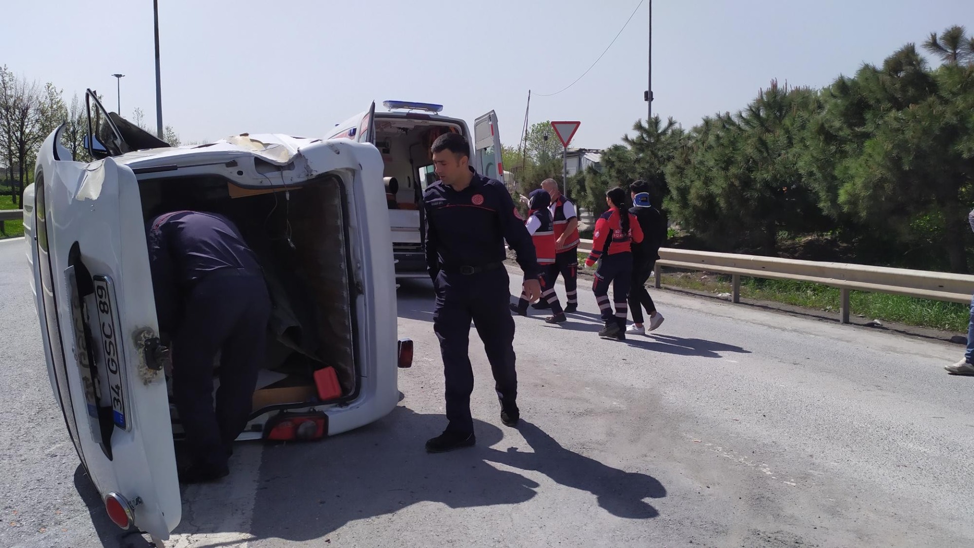 Basın Ekspres'te takla atan araçtaki 2 kişi yaralandı