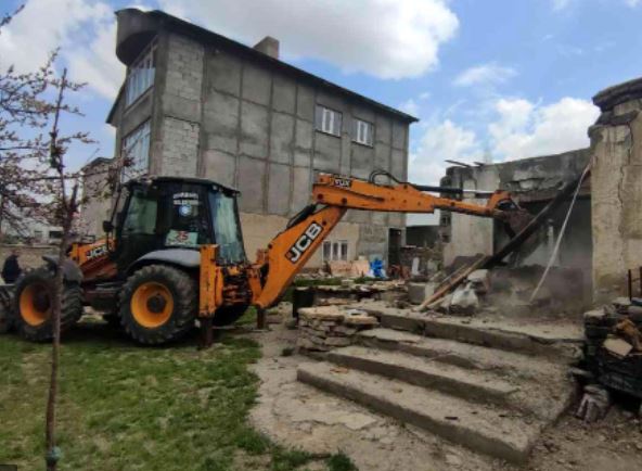 Van'da kaçak göçmenlerin barındığı 3 metruk yapı yıkıldı