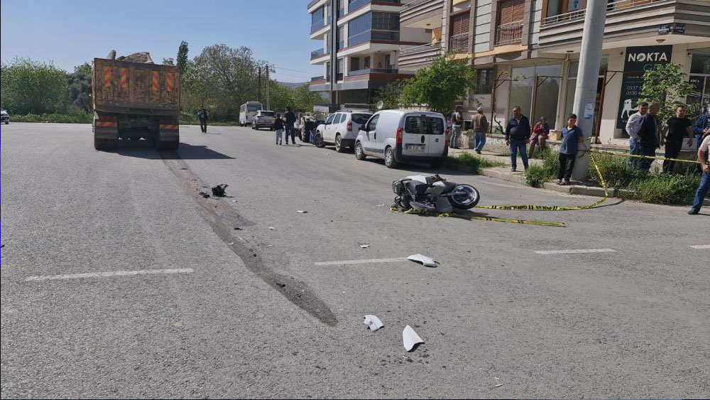 Hafriyat kamyonun altında kalan motosiklet sürücüsü yaşamını yitirdi