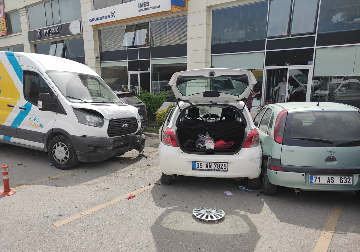 Ankara'da kargo minibüsü, 7 araca çarptı: 2 yaralı