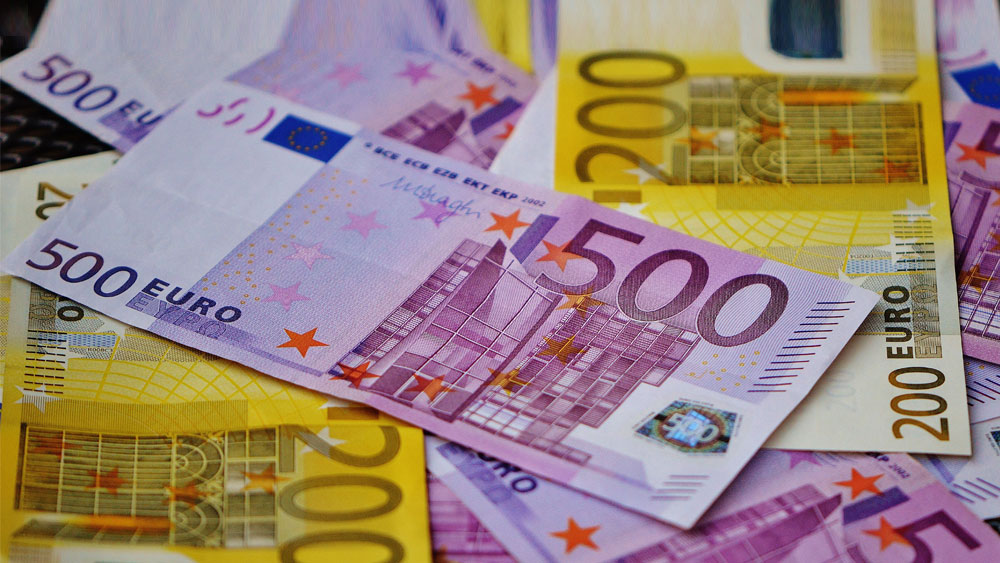 Euro/dolar paritesine bir şeyler oluyor. Beş yılın ardından  ilk kez 1.06'nın altını gördü