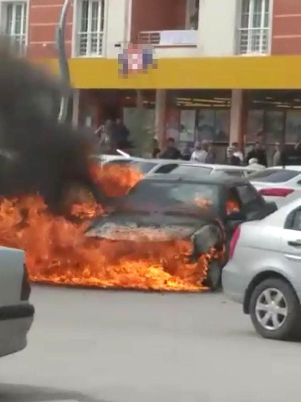 Park halindeki otomobil, alev alev yandı