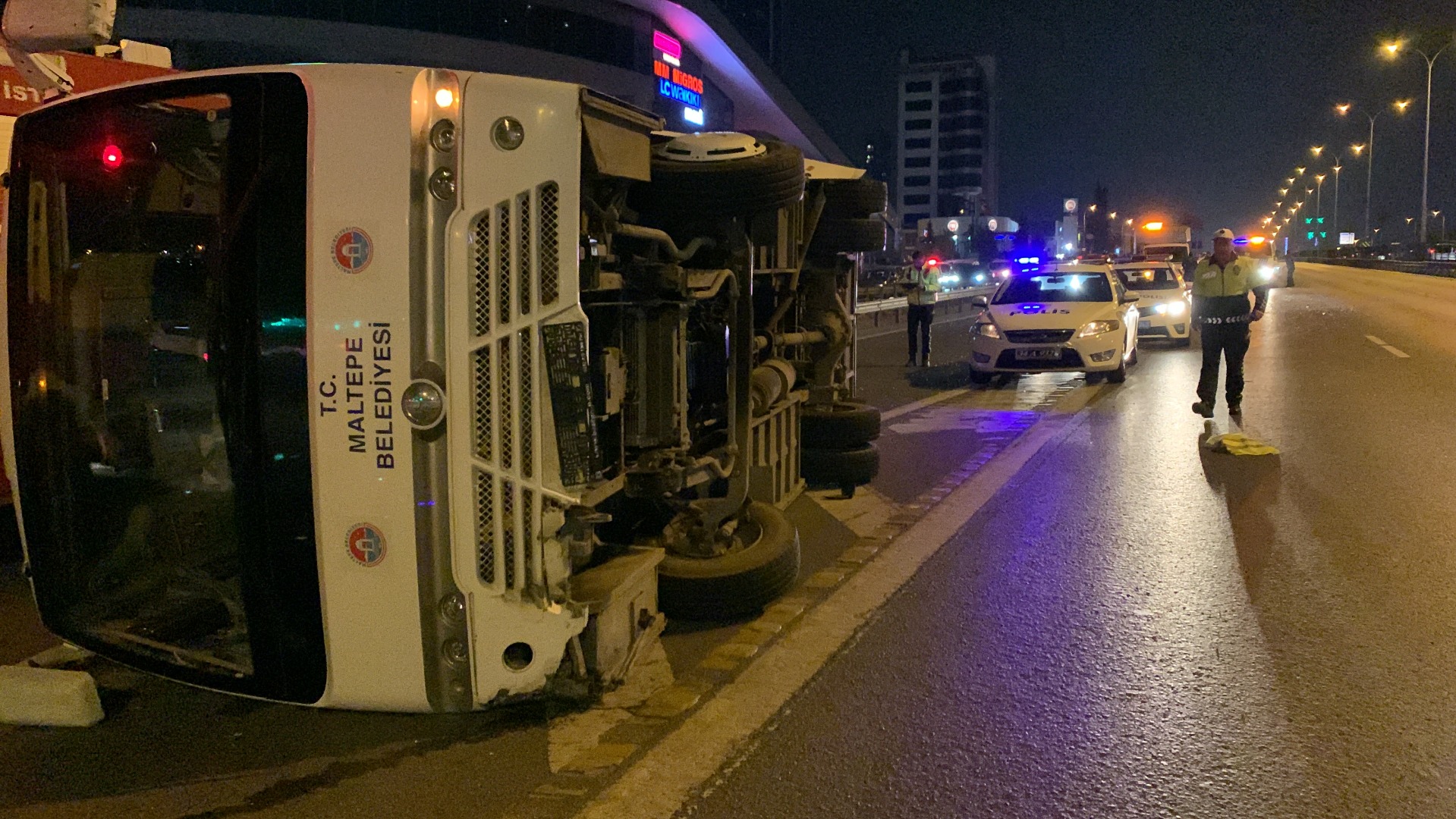 Kartal'da Maltepe Belediyesi'ne ait servis minibüsü otomobile çarparak devrildi