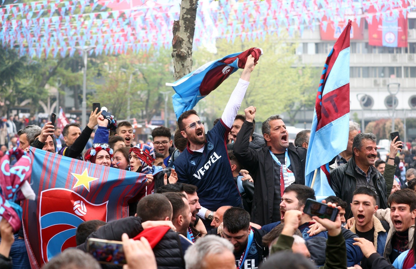 Trabzonsporlu taraftarlar meydanlarda kutlamalara başladı