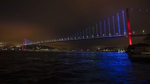 İstanbul Boğazı, Trabzonspor'un renkleri ile ışıklandırıldı